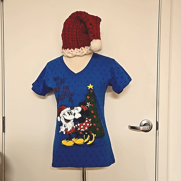 Minnie and Mickey Mouse Disney mistletoe holiday graphic tee Med. and Santa hat! - Picture 4 of 9